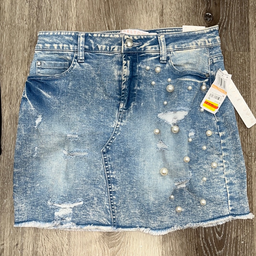 Denim w Pearls accents size 7 Junior button  pockets holes open could show skin
